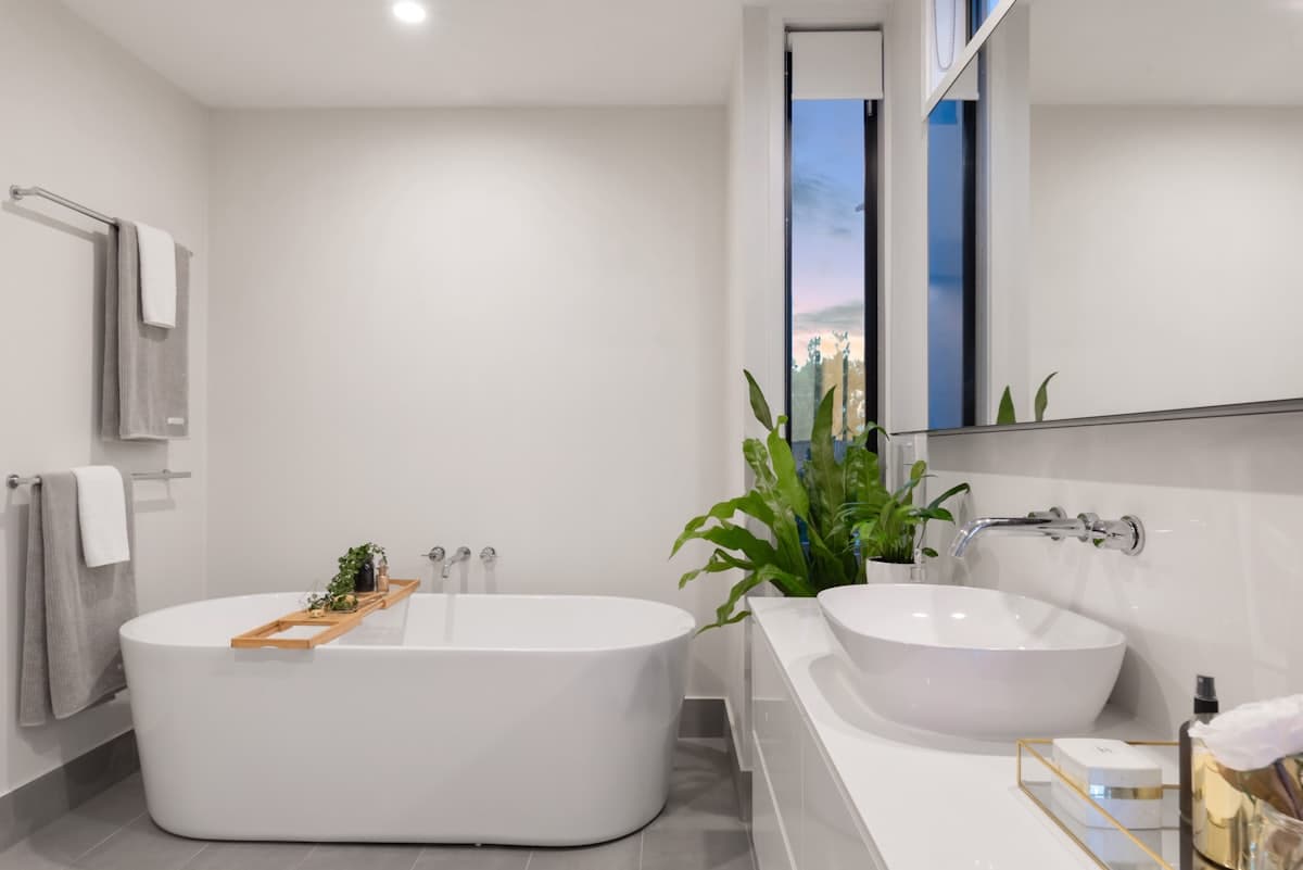 Salle de bain moderne entièrement rénovée avec douche à l’italienne