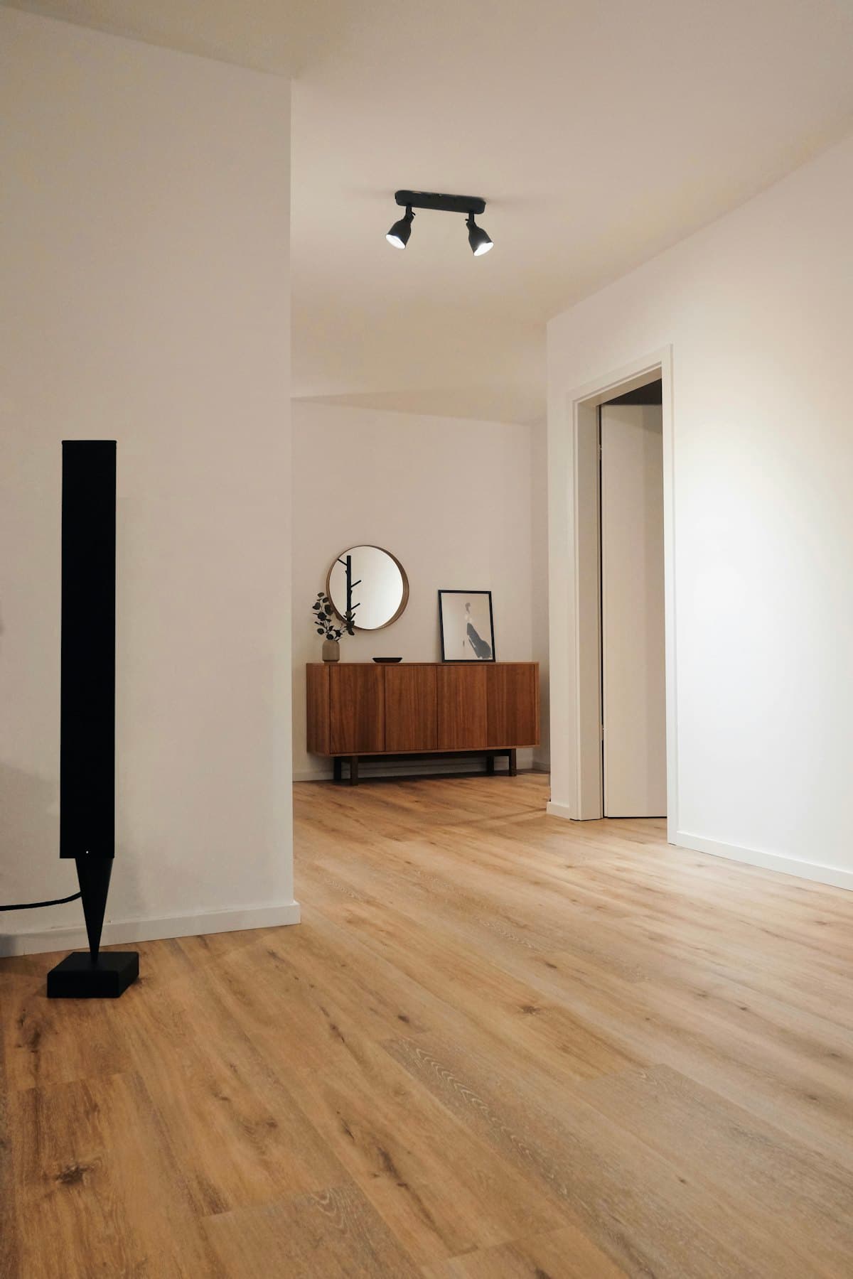 Pose d’un parquet stratifié dans une pièce rénovée et lumineuse